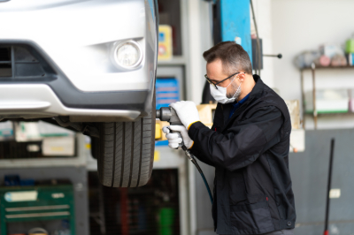 inspección técnica de vehículos mecanico haciendo inspeccion tecnica vehiculos