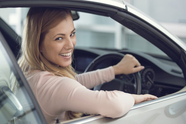 Cuándo vender un coche Mujer conduciendo