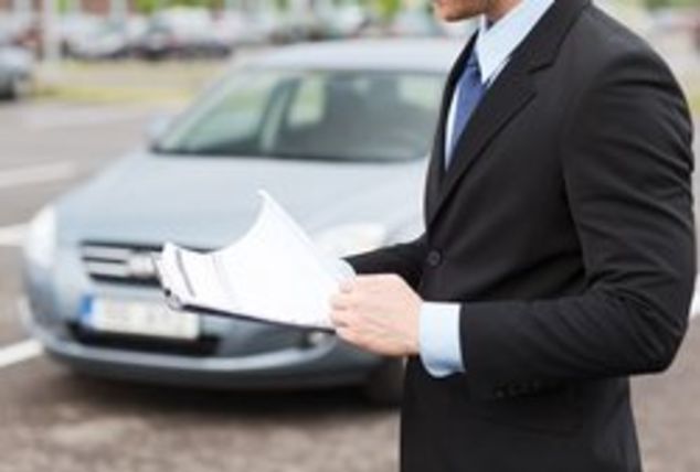 Entregar un coche Cliente revisando papeleo