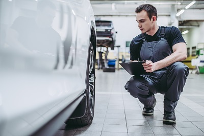 inspección técnica de vehículos mecanico haciendo inspeccion tecnica vehiculos