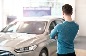 Tipo de vehículo Persona revisando un coche