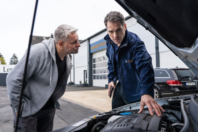 Vender tu coche a un concesionario Revisón del coche por un profesional