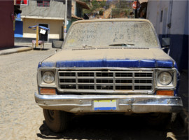 Coche sucio y viejo